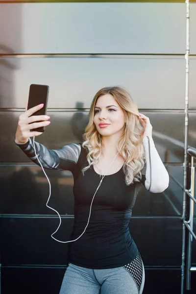 Kvinna Med Smartphone Att Selfie Foto Efter Träning — Stockfoto