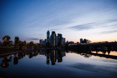 modern binalar ile gece manzarası