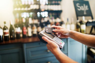 Şarap barı kredi kartı ile ödeme. Kredi kartı tutan ve ödeme terminal kullanarak eller.