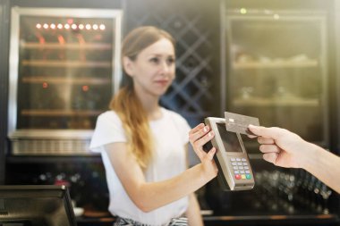 bir adam ve bir kafede garson yapılmasını rd ödeme. Kredi kartı ile ödeme. Kredi kartı ile el yakın çekim 