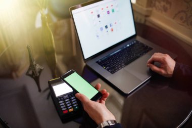 Mobil ödeme ile Nfc teknolojisi ya da kredi kartı terminal kullanan adam.