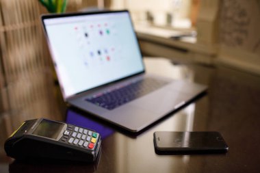 Not defteri ile güneş ışığı efekti kullanarak online ödeme.
