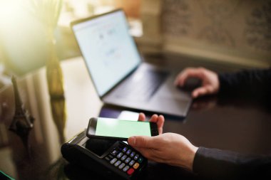 Mobil ödeme kavramı Nfc teknolojisi veya kredi kartı ile bilgisayar dizüstü bilgisayar terminal.