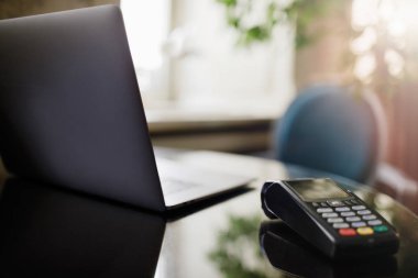 Ödeme terminal yakın çekim ve dizüstü bilgisayar