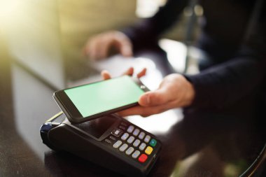 Mobil ödeme kavramı Nfc teknolojisi veya kredi kartı ile bilgisayar dizüstü bilgisayar terminal.
