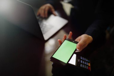 Mobil ödeme kavramı Nfc teknolojisi veya kredi kartı ile bilgisayar dizüstü bilgisayar terminal.