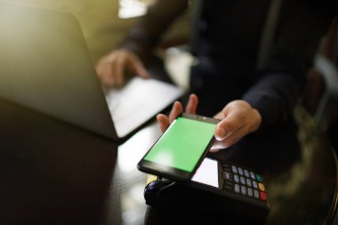 Mobil ödeme ile Nfc teknolojisi ya da kredi kartı terminal kullanan adam.