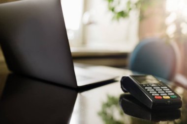 Ödeme terminal yakın çekim ve dizüstü bilgisayar