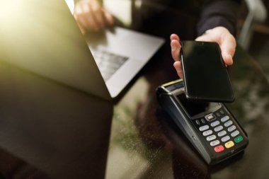 Mobil ödeme ile Nfc teknolojisi ya da kredi kartı terminal kullanan adam.