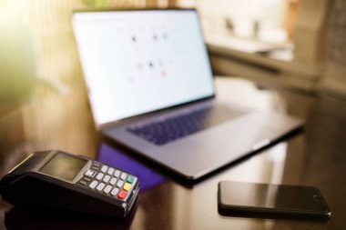 Mobil ödeme kavramı Nfc teknolojisi veya kredi kartı ile bilgisayar dizüstü bilgisayar terminal.