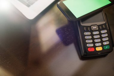  Nfc teknolojisi veya kredi kartı terminal mobil ödeme.