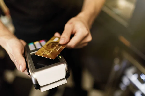 Κοντινό Πλάνο Του Χέρι Χρησιμοποιώντας Πιστωτική Κάρτα Swiping Μηχανή Πληρώσει — Φωτογραφία Αρχείου