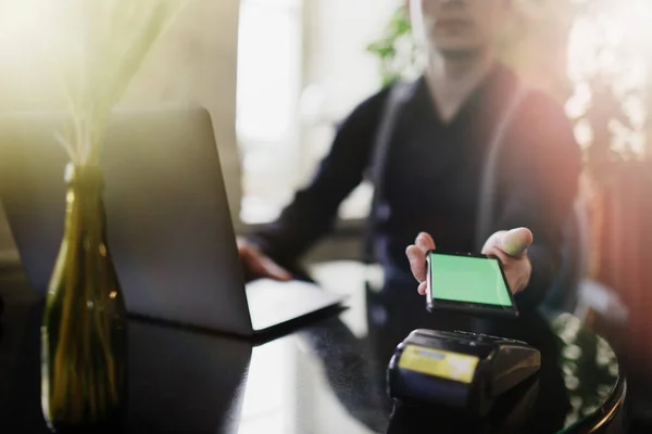 Mann Nutzt Mobiles Bezahlen Mit Nfc Technologie Oder Kreditkartenterminal — Stockfoto