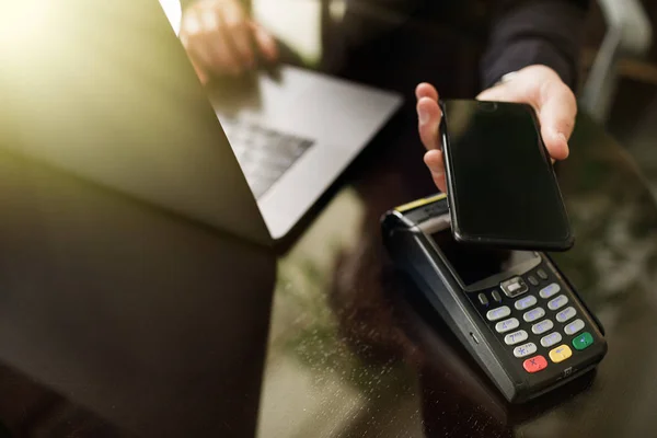 Homem Usando Pagamento Móvel Com Tecnologia Nfc Terminal Cartão Crédito — Fotografia de Stock