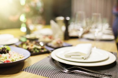 Tatil için yemekler masaya servis.