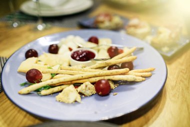 Sydney tabloya tatil için servis. Çatal bıçak takımı ve yemek restoranda beyaz masa örtüsü. Şenlikli bir ziyafet tasarlayın. Konuklar ve ziyaretçiler için lüks gıda.