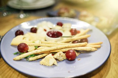 Sydney tabloya tatil için servis. Çatal bıçak takımı ve yemek restoranda beyaz masa örtüsü. Şenlikli bir ziyafet tasarlayın. Konuklar ve ziyaretçiler için lüks gıda.