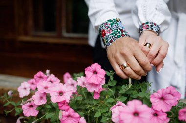 Nikah yüzüğü. Gelinin el. Yakın çekim gelin ve damadın elleri ile Nikah yüzükleri. Gelin ve damat Ukraynalı geleneksel giysiler içinde.