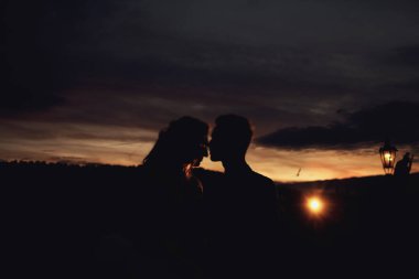 Mutlu yeni evli çift, Prag'da balayı