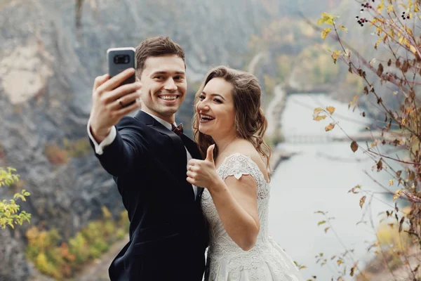 Boldog Newlywed Pár Véve Selfie Gyönyörű Kilátás Nyílik Nyári Hegyi — Stock Fotó