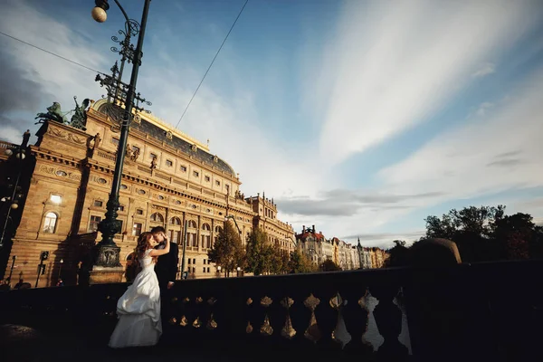 Gelukkig Jonggehuwde Paar Praag Huwelijksreis — Stockfoto