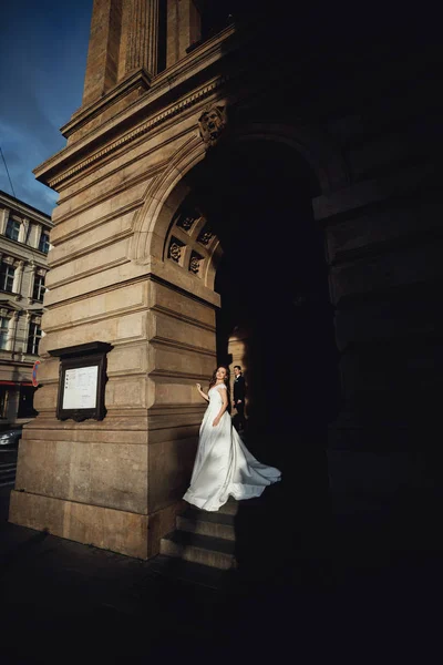 Gelukkig Jonggehuwde Paar Praag Huwelijksreis — Stockfoto