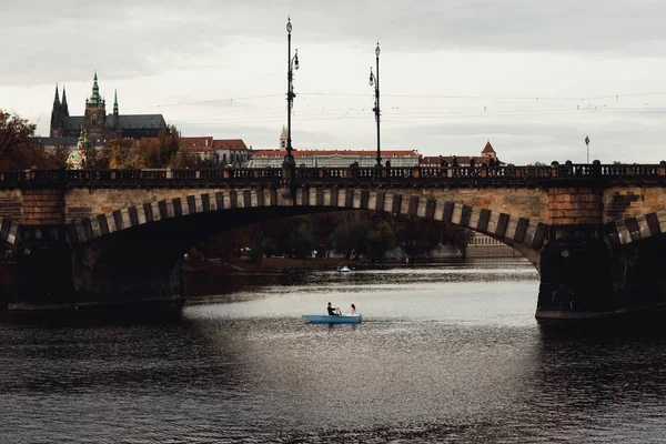 Glückliches Brautpaar Boot Prag Flitterwochen — Stockfoto