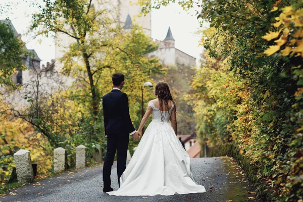 Happy Newlywed Couple Prague Honeymoon — Stock Photo, Image