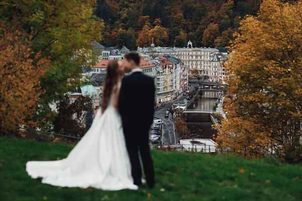 Gelukkig Jonggehuwde Paar Praag Huwelijksreis — Stockfoto