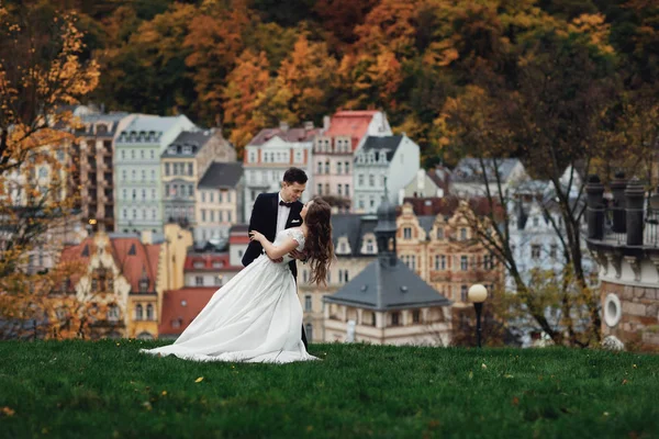 Boldog Házaspár Newlywed Prágában Nászút — Stock Fotó