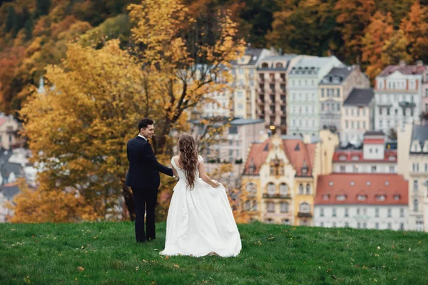 Happy Newlywed Couple Prague Honeymoon — Stock Photo, Image