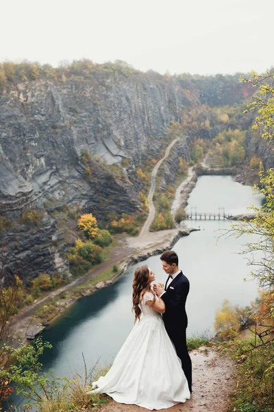 Šťastný Novomanželský Pár Výhledem Krásné Horské Řeky Létě — Stock fotografie