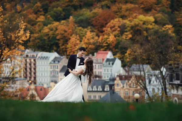 Gelukkig Jonggehuwde Paar Praag Huwelijksreis — Stockfoto