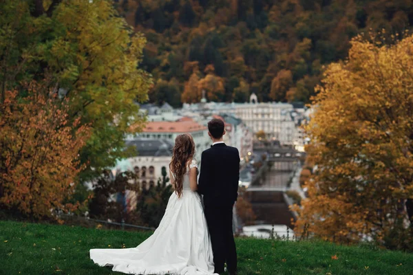 Gelukkig Jonggehuwde Paar Praag Huwelijksreis — Stockfoto