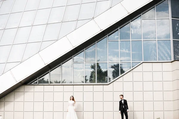 Şehrin sokaklarında poz güzel mutlu sadece evli çift.