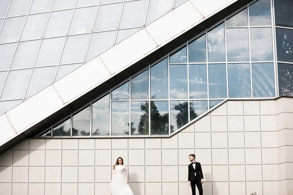 Şehrin sokaklarında poz güzel mutlu sadece evli çift.