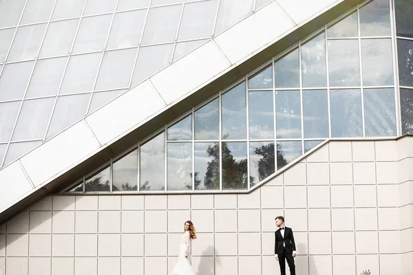 Beautiful Happy Just Married Couple Posing Streets City — Stock Photo, Image