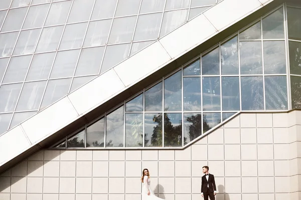 Şehrin sokaklarında poz güzel mutlu sadece evli çift.