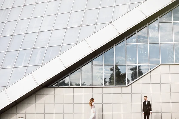 Beautiful Happy Just Married Couple Posing Streets City — Stock Photo, Image