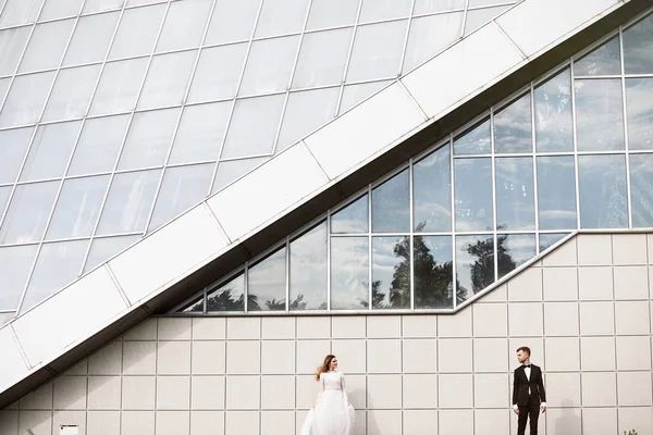 Şehrin sokaklarında poz güzel mutlu sadece evli çift.