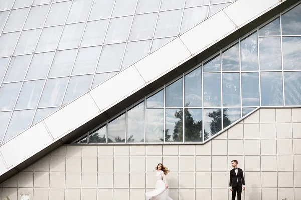 Şehrin sokaklarında poz güzel mutlu sadece evli çift.