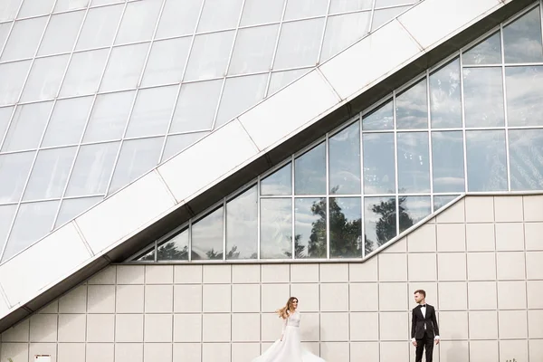 Şehrin sokaklarında poz güzel mutlu sadece evli çift.