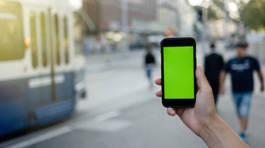 Adamın elleri açık havada hareket eden smartphone kullanarak. Adamın elleri metin mesajınız için boş kopya alanı ekranlı akıllı telefon tutarak atış görünümünü kırpılmış.