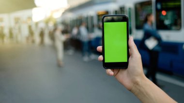 Adamın elleri açık havada hareket eden smartphone kullanarak. Adamın elleri metin mesajınız için boş kopya alanı ekranlı akıllı telefon tutarak atış görünümünü kırpılmış.