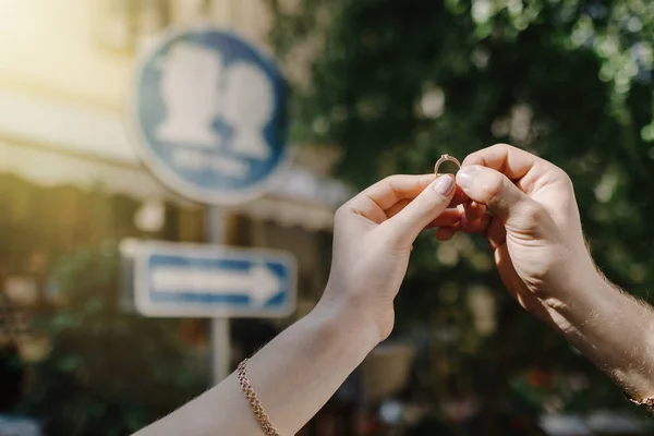 Primer Plano Par Manos Con Anillo Pareja Romántica Celebración Anillo — Foto de Stock