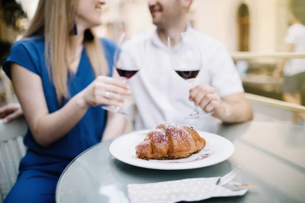 Şerefe Genç Sevgili Çift Oturma Gülümseyen Iki Kırmızı Şarap Gözlük — Stok fotoğraf