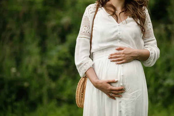 Vackra Gravid Kvinna Gravid Mage Vacker Gravid Kvinna Poserar Parken — Stockfoto