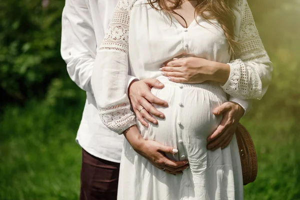 Беременная Женщина Мужчина Позируют Летнем Парке Закрыть Человеческие Руки Держащие — стоковое фото