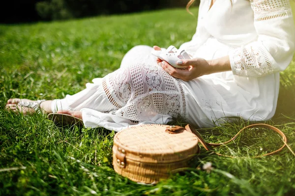 Jeune Femme Enceinte Heureuse Détendre Dans Nature Gros Plan Ventre — Photo