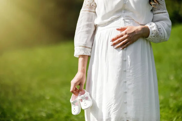 Έγκυος Κοιλιά Όμορφη Έγκυος Γυναίκα Που Παρουσιάζουν Στο Πάρκο Έγκυος — Φωτογραφία Αρχείου